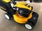 Газонокосилка бензиновая самоходная Cub Cadet CC 46 SPO V вид со стороны заправки маслом