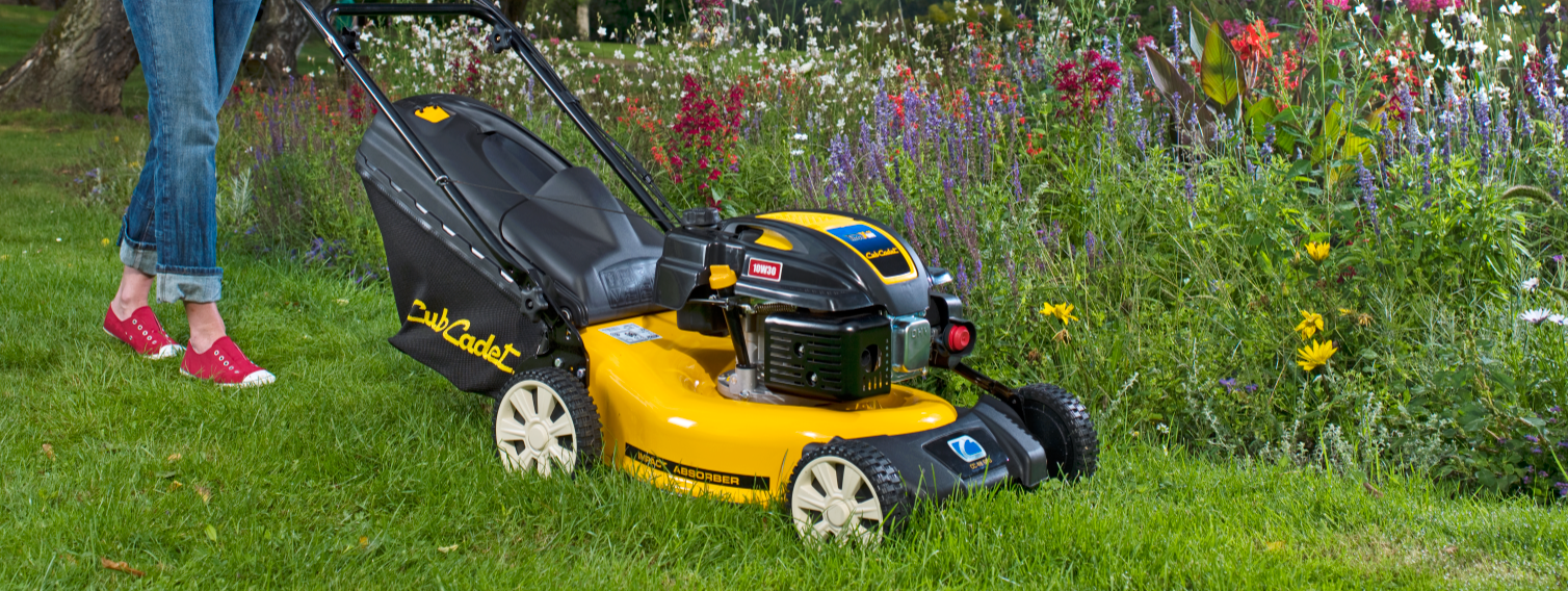 Газонокосилка Cub Cadet на газоне